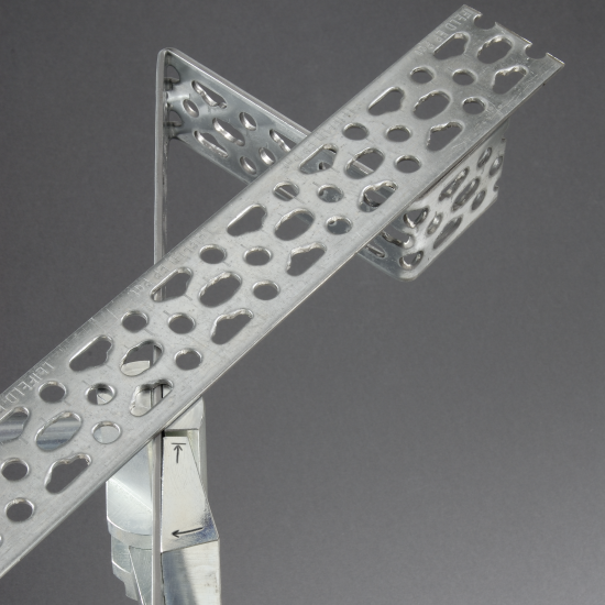 Die Schiene hilft Ihnen, den richtigen Punkt für das Biegen zu finden.