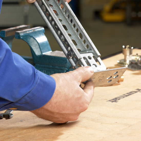 Mit einer Sechskantschraube (M8 x 60mm Art.Nr. 1041) befestigen Sie die verschiedenen Zubehöre mit dem LEIFELD C-Profil Art.Nr. 1300