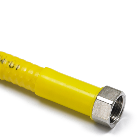 Dichtung einlegen, Rohr anschließen und Schutzhülse vorschieben.